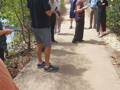 OzFish Project Manager sharing some of the issues on site at Saltwater Creek near the Yellow Arrow walking trail